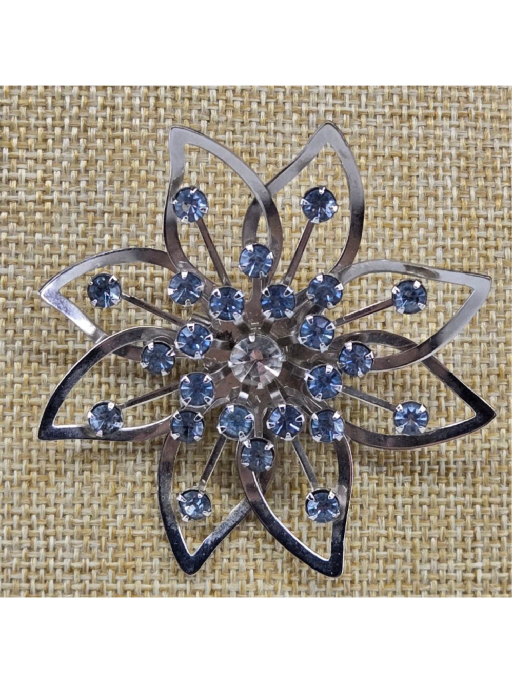 Vintage Brooch Pin Women's Silver Tone Star Flower Prong Set Rhinestone Rivets